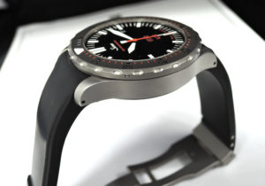Sinn UX 403 UX EZM 2B クオーツ デイト メンズ腕時計 ステンレス ラバーストラップ 黒文字盤 保証書 【委託時計】